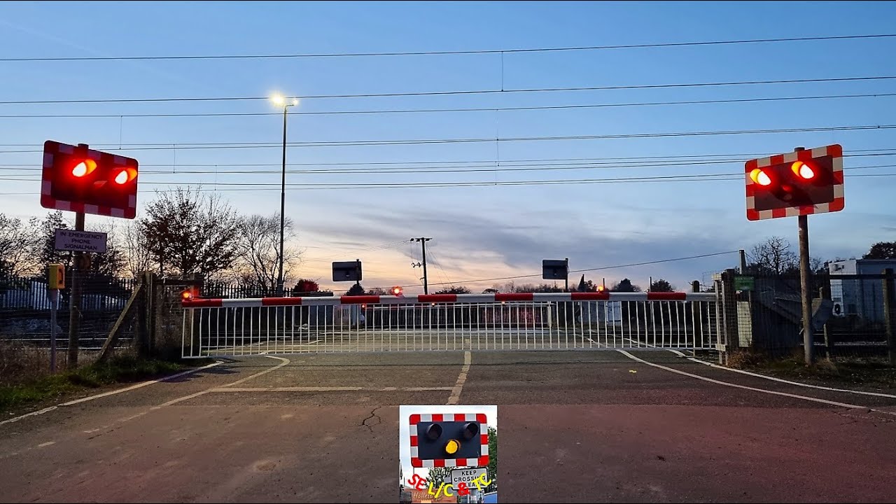 Tempsford Level Crossing, Bedfordshire (With a VERY faulty alarm!)
