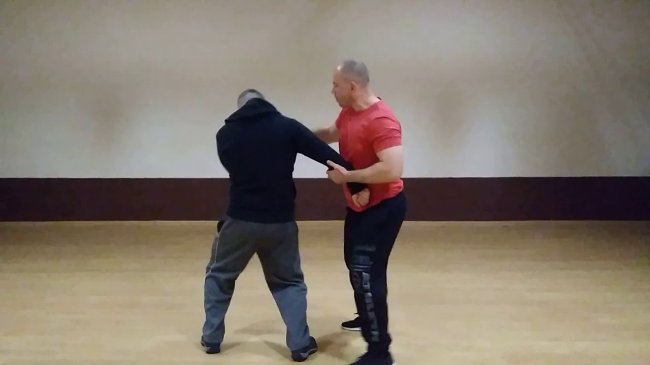 Karate w samoobronie. Reakcja na atak z zaskoczenia. Kata bunkai.