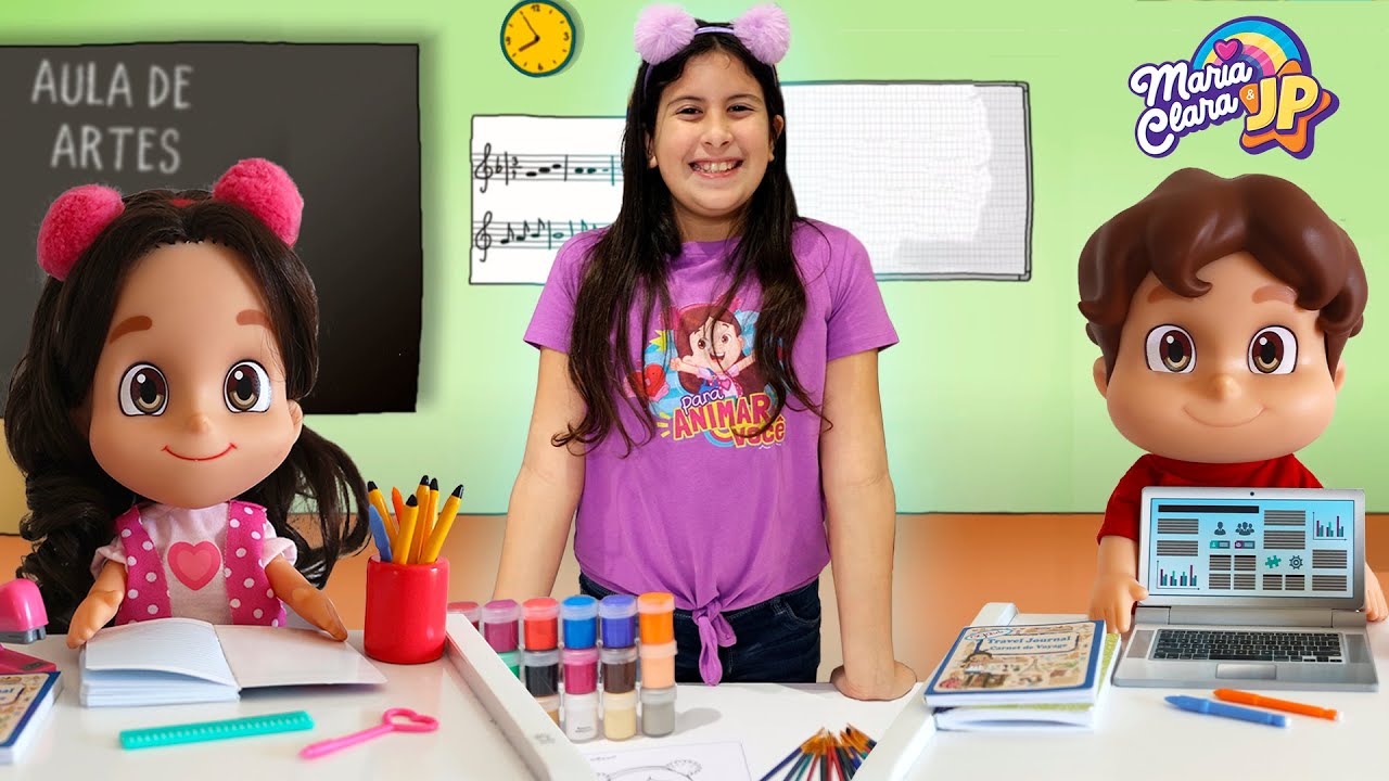 Maria Clara brinca de escolinha com os bonecos Maria Clara e JP