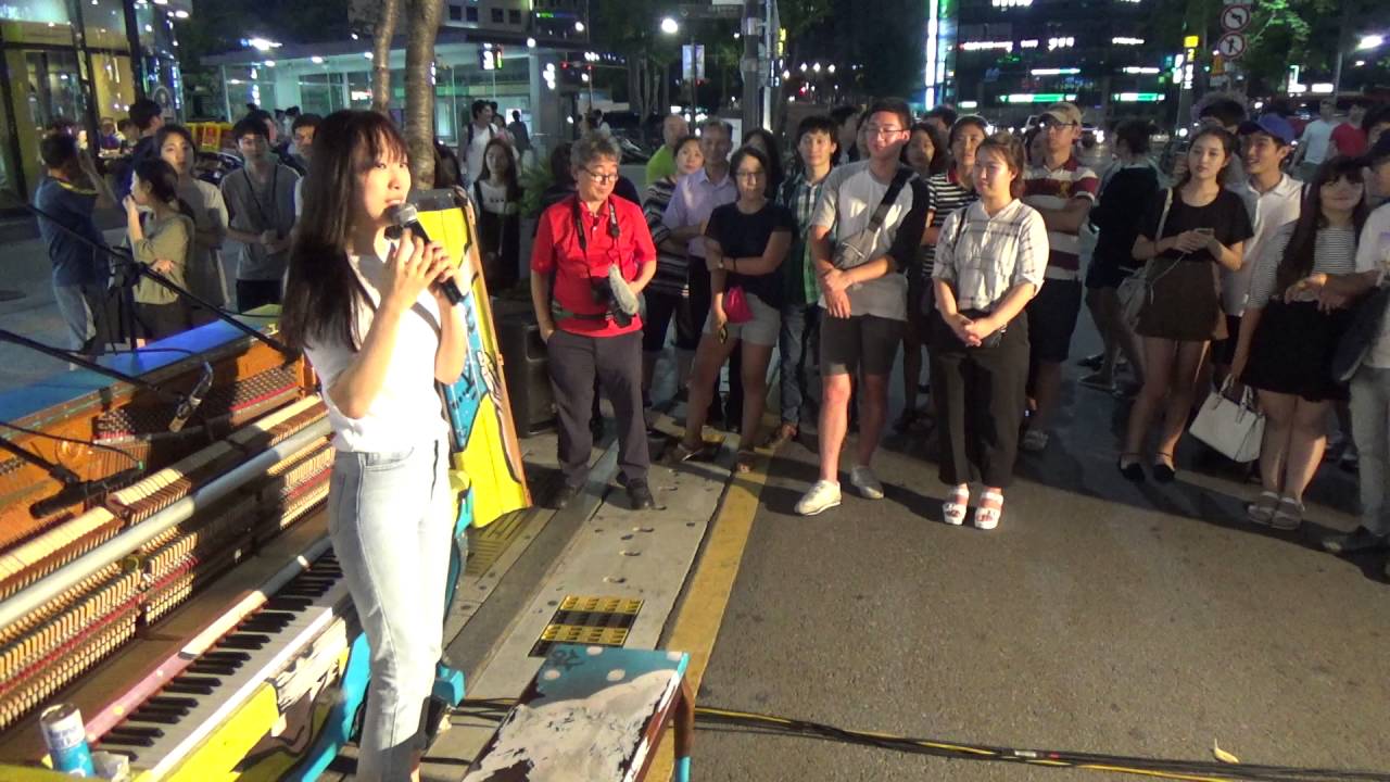 캐리비안의 해적을 연주하는 문아람 피아니스트 (신촌 버스킹)