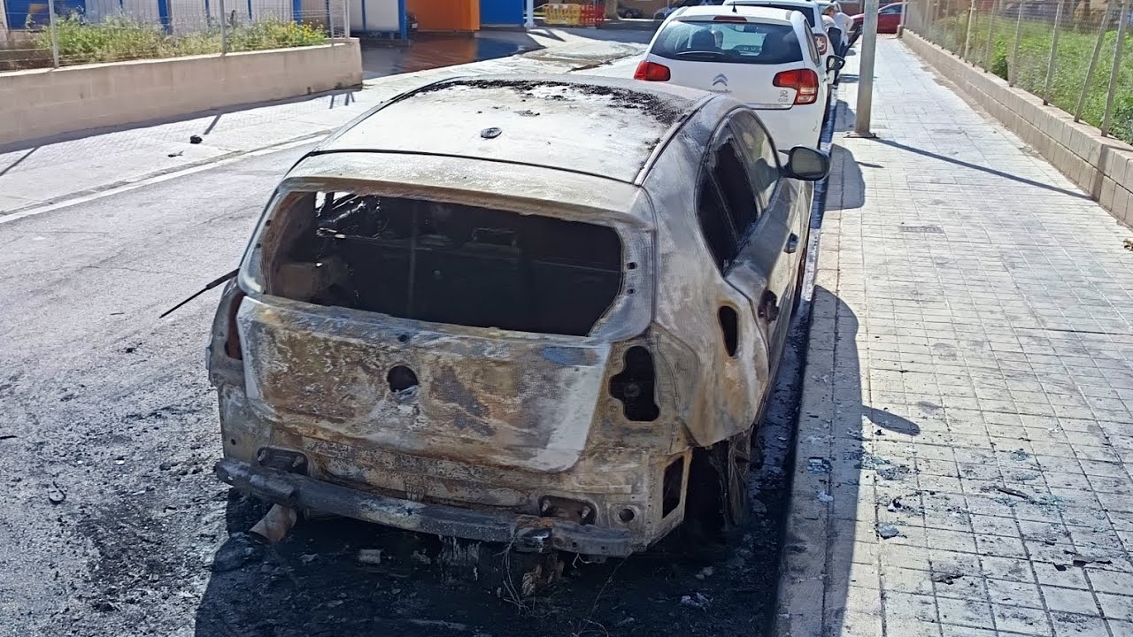 🔥🚒Así han quedado los vehículos calcinados en la zona de las 500 Viviendas, en Almería 