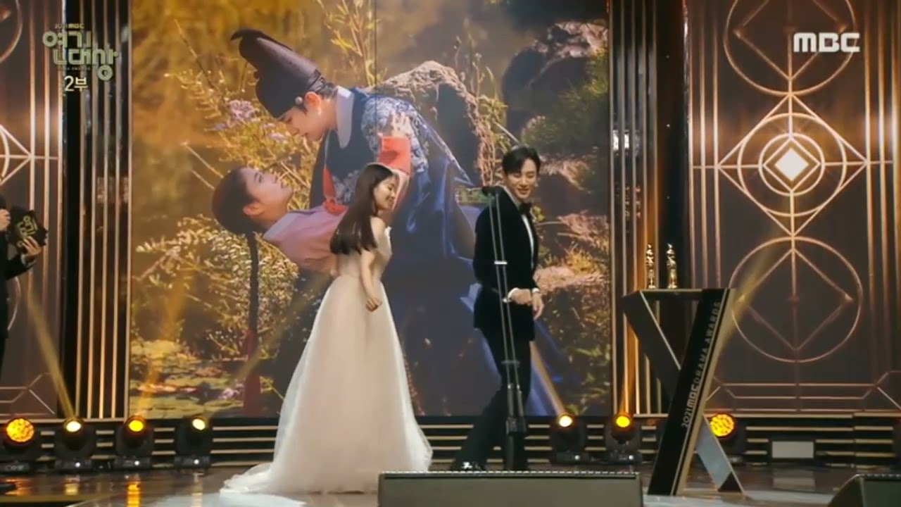 Lee Jun Ho dance with Lee Se Young #theredsleevecuff #leejunho #leeseyoung #mbcdramaawards #shorts