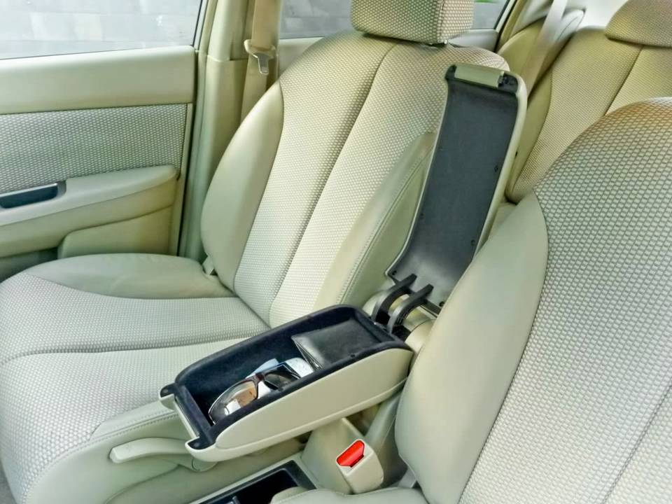 Nissan Tiida 15M, 2004, Compact meets Luxury