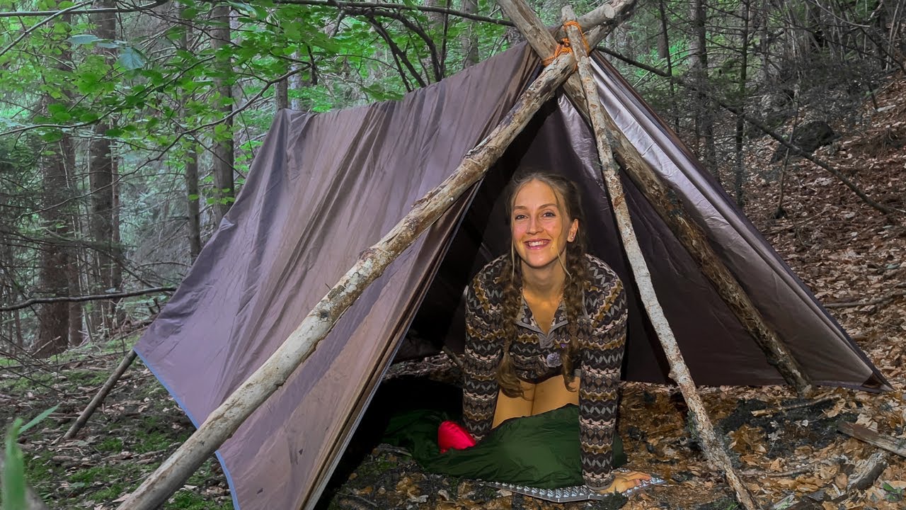 Девушка-одиночка строит А-образный брезентовый шатер | Лесная берлога Bushcraft