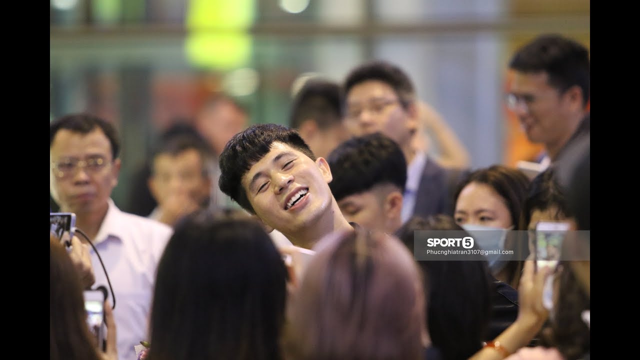 Toàn cảnh Đình Trọng trở về được chào đón hơn ngôi sao thế giới tại Nội Bài