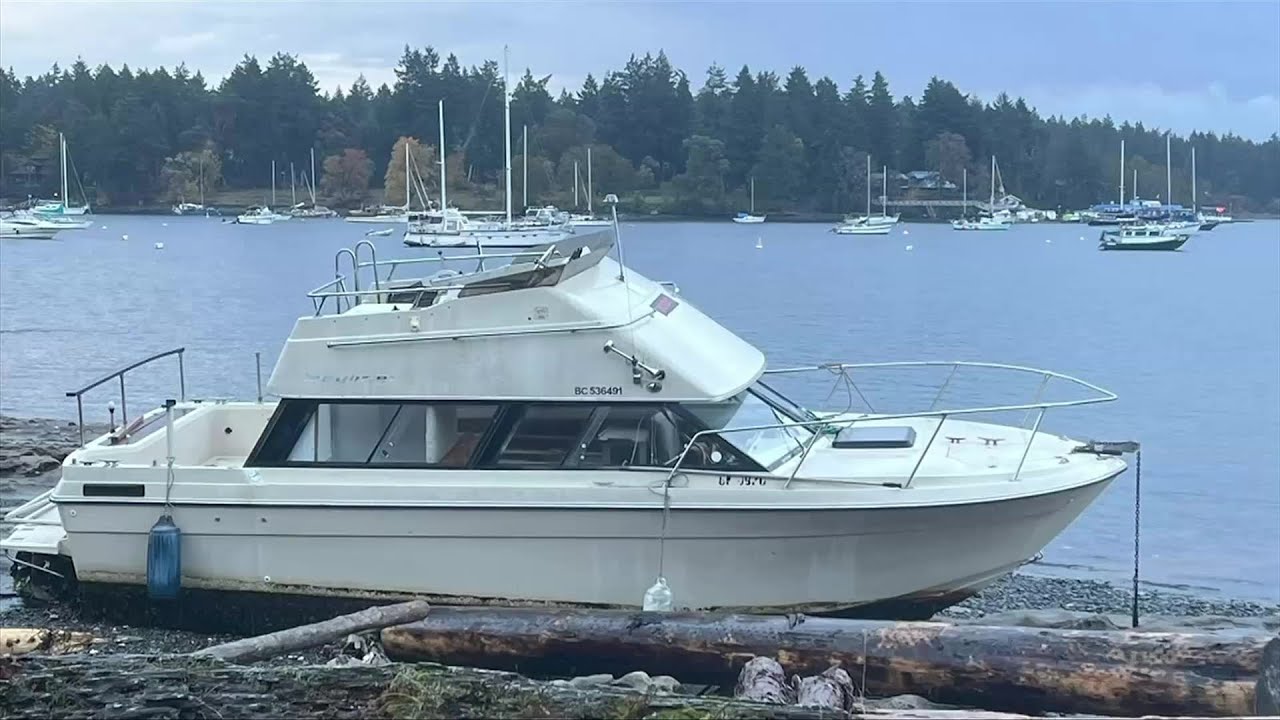 &lsquo;It&rsquo;s ridiculous&rsquo;: Three derelict boats crash onto rocks in Nanaimo harbour