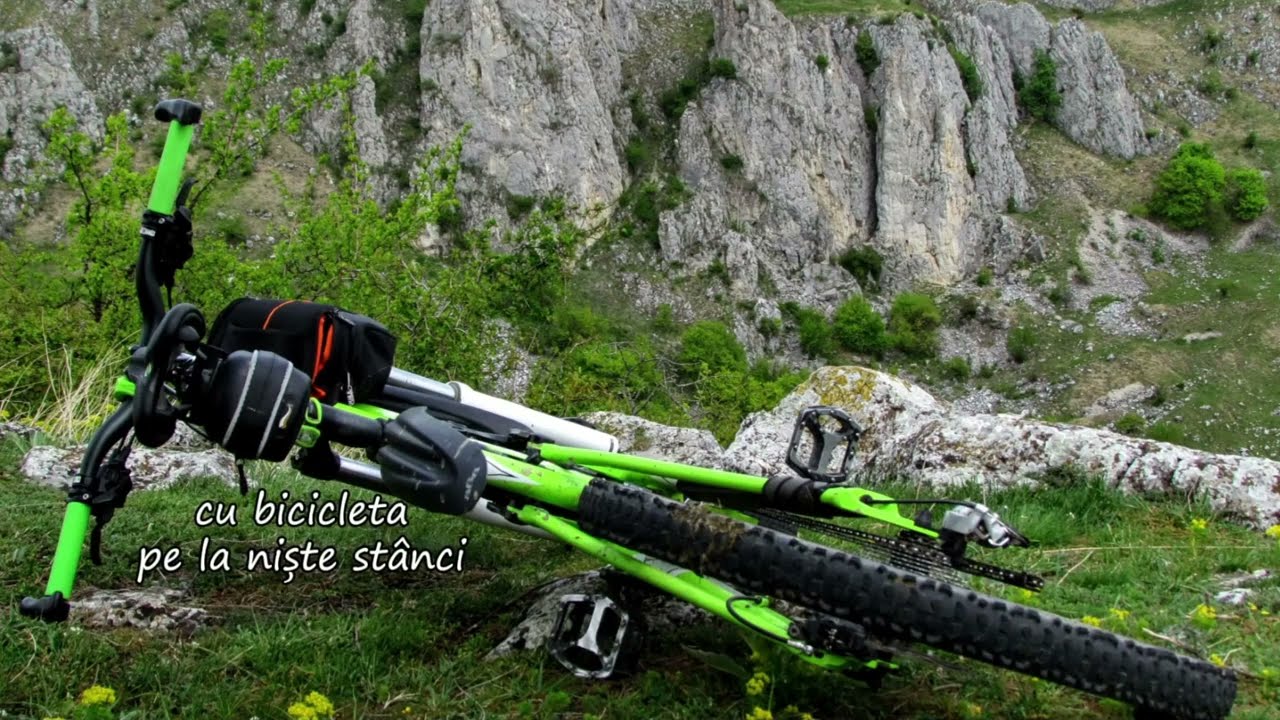 cu bicicleta pe la niște stânci