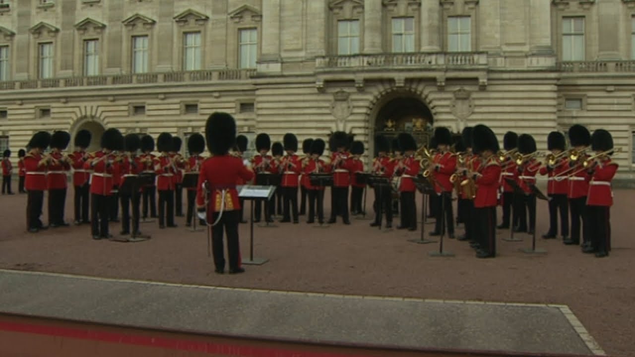 Royal baby: Guardsmen play 'Congratulations' outside Buckingham Palace