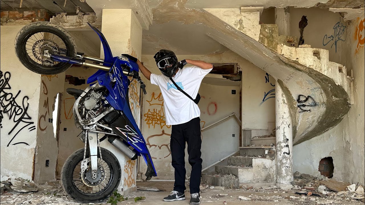 Supermotards en una Urbanización Abandonada.