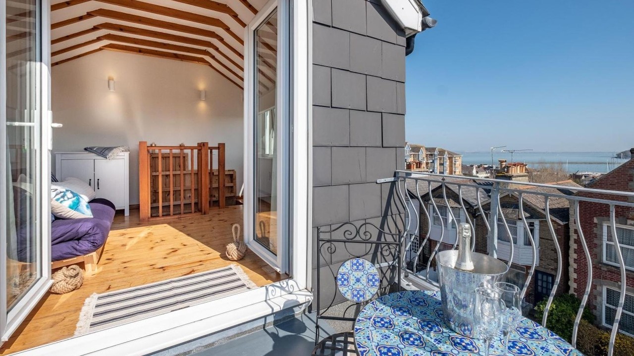 Blue Winds and Waves | Isle of Wight, United Kingdom | Hotel Review 🏩