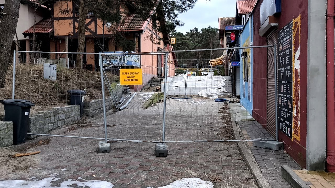 Plażą Stegna. Trwa przebudowa zejść na plażę, budowa promenady, elementów małej infrastruktury