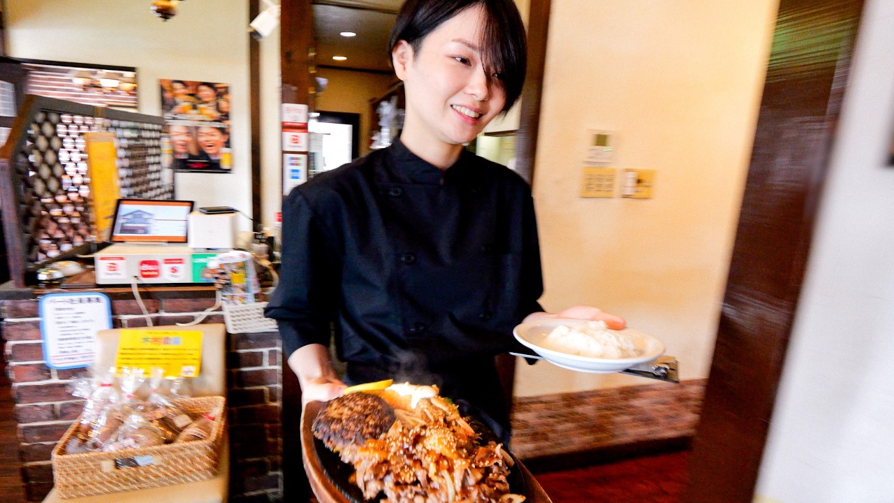 若美人ママさん達と７８歳マスターの最強コンビ！８８０円カレー無制限のビックリ洋食屋