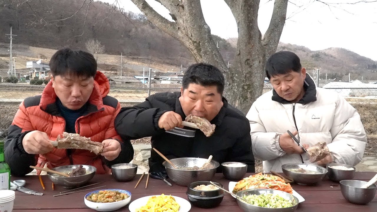 가마솥에 푸짐하게 끓인 한우 왕갈비탕 [Short Rib Soup]