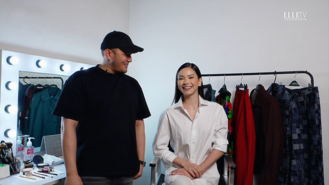 Rhay David Berbagi Tip Aplikasi Eyeliner di tengah Sesi Makeup Alyssa Daguisé untuk ELLE Indonesia