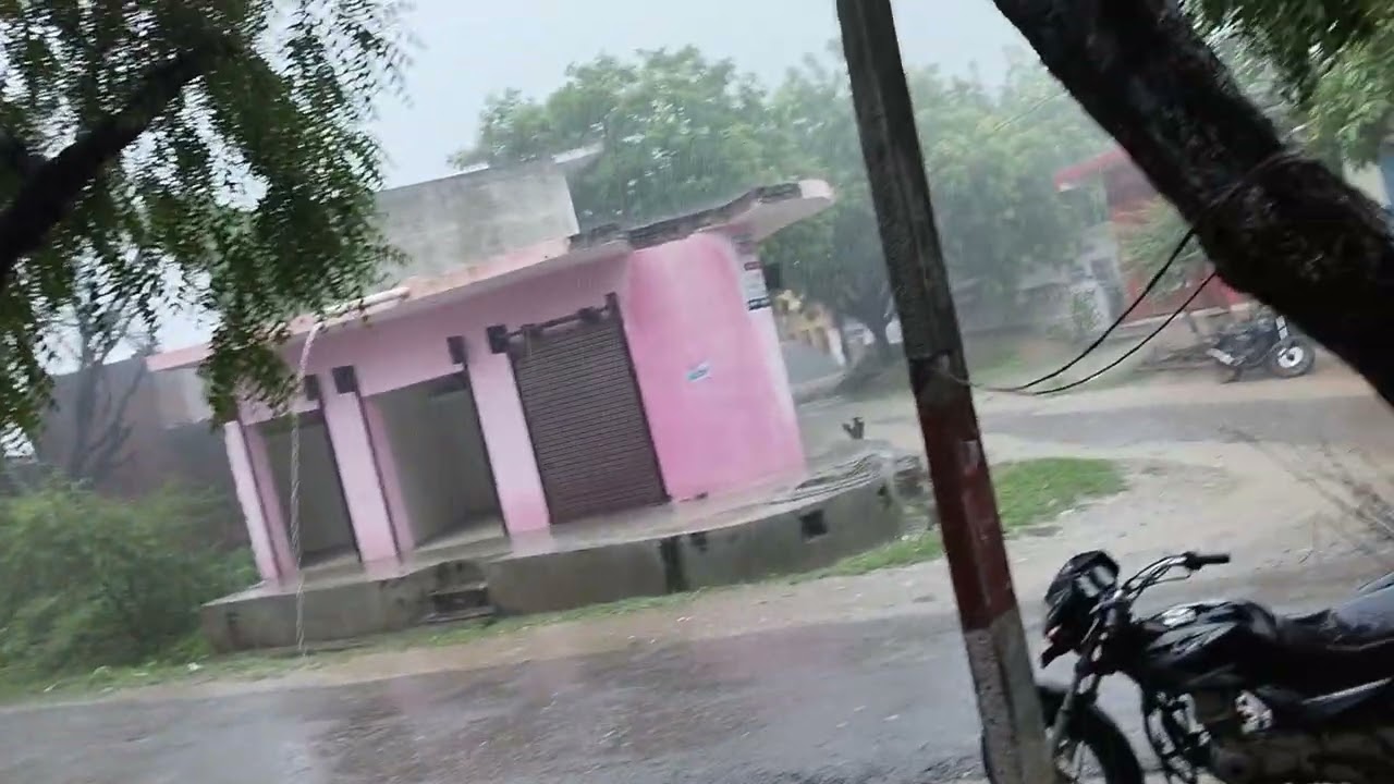 धुआंधार बारिश होरही थी लोग बारिश से बचने के घरों का सहारा लिए