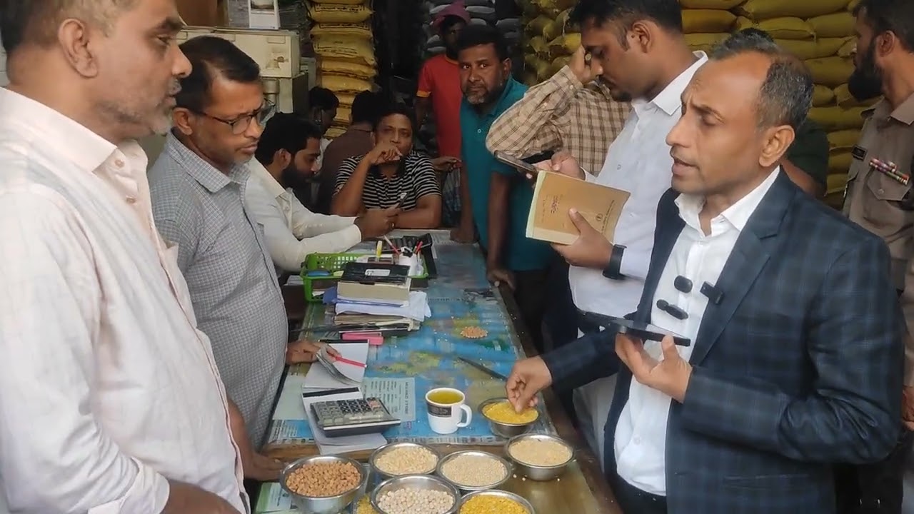 চট্টগ্রামের খাতুনগঞ্জে বিক্রি হচ্ছে রং মিশ্রিত ডাল, ভোক্তা অধিদপ্তরের অভিযানে ৪০ হাজার টাকা জরিমানা