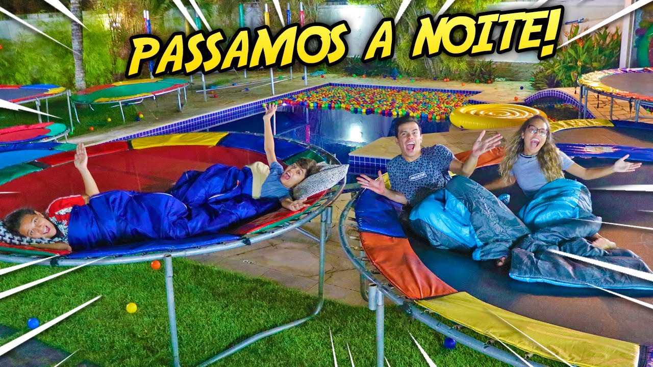 PASSAMOS A NOITE EM UM PARQUE DE TRAMPOLIM COM CRIANÇAS!