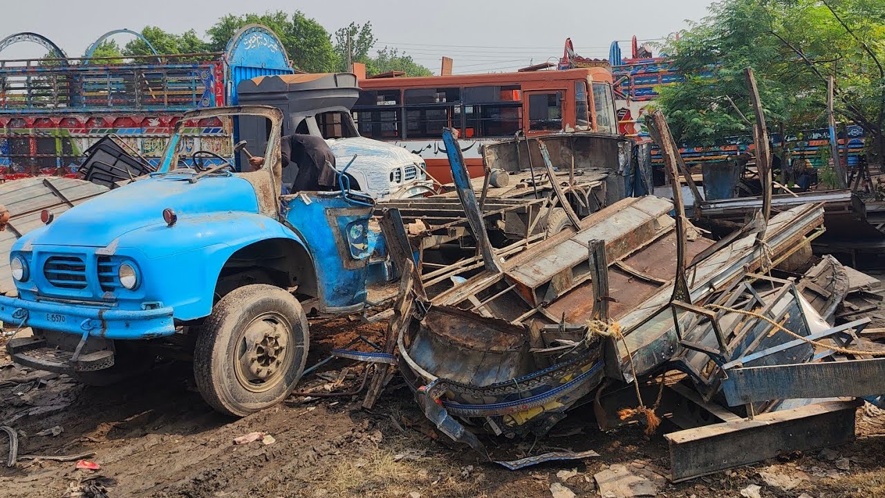 Hino Bus Manufacturing Process in Pakistan || Old rocket Bus Crashed || The Local shop
