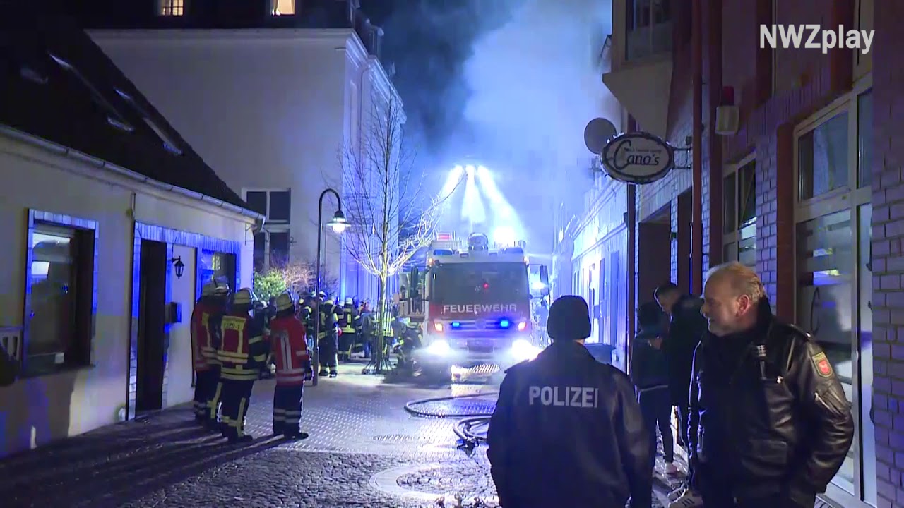 Großeinsatz in Brake: Feuer greift auf Wohnhaus über