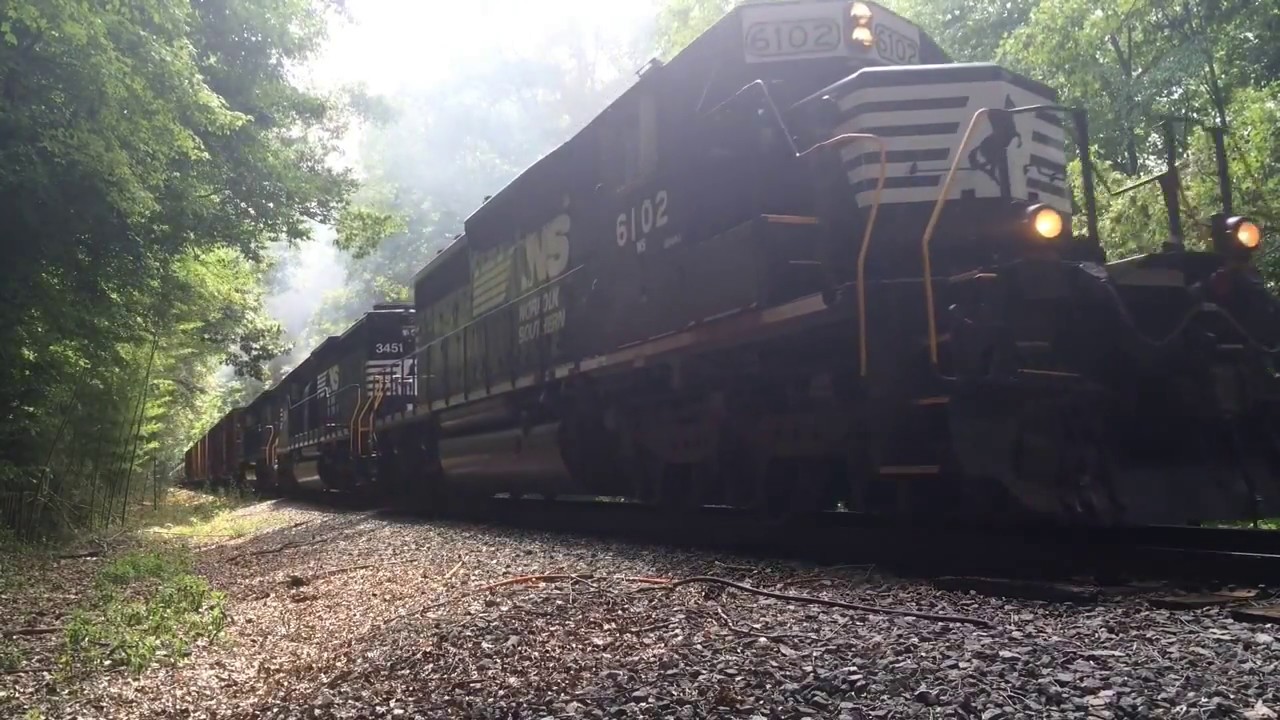 AWESOME! 3 EMD sd40-2's in NOTCH 8 FULL THROTTLE