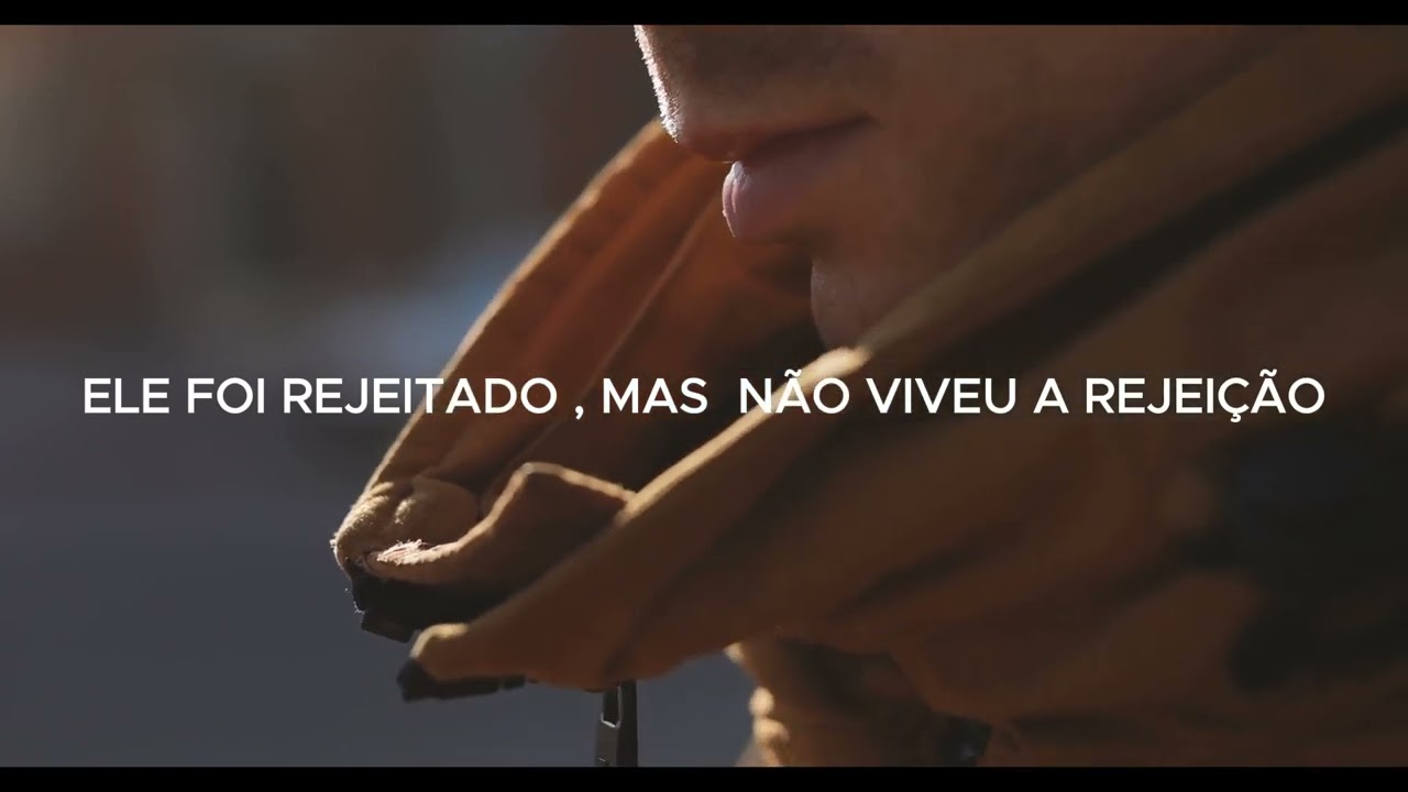 Ele foi rejeitado,mas não viveu a rejeição.