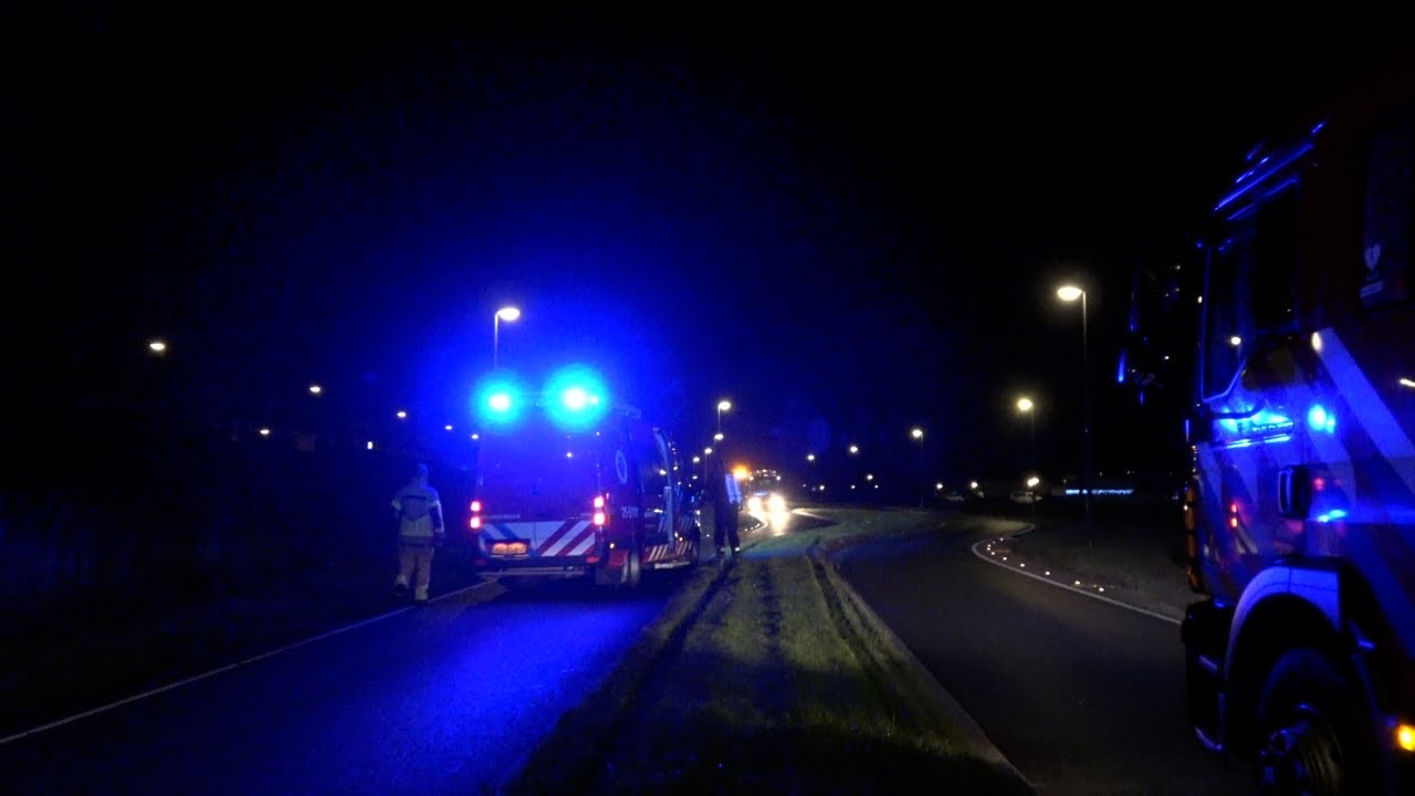 PRIO1 | Brandweer Lelystad komt aan bij voertuig te water en andere spoed meldingen in Lelystad!