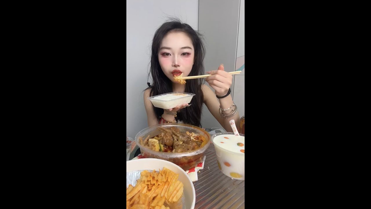 🔴 LIVE: Chinese Girl Eats & Chats Softly | Cozy Food Sounds, Gentle ASMR & Chill Mukbang Moments