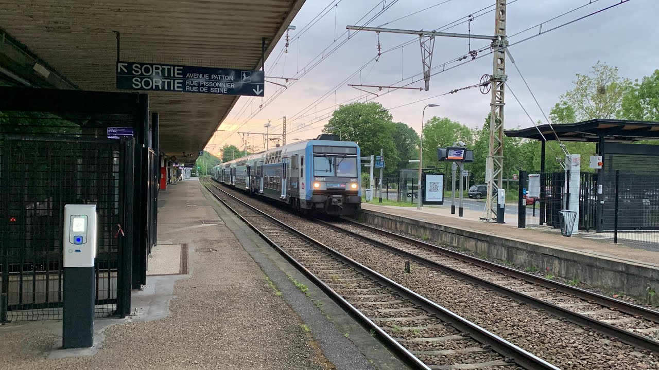 RER-D Z20500 RUVE / Regio2N en gare de Évry-Val-de-Seine