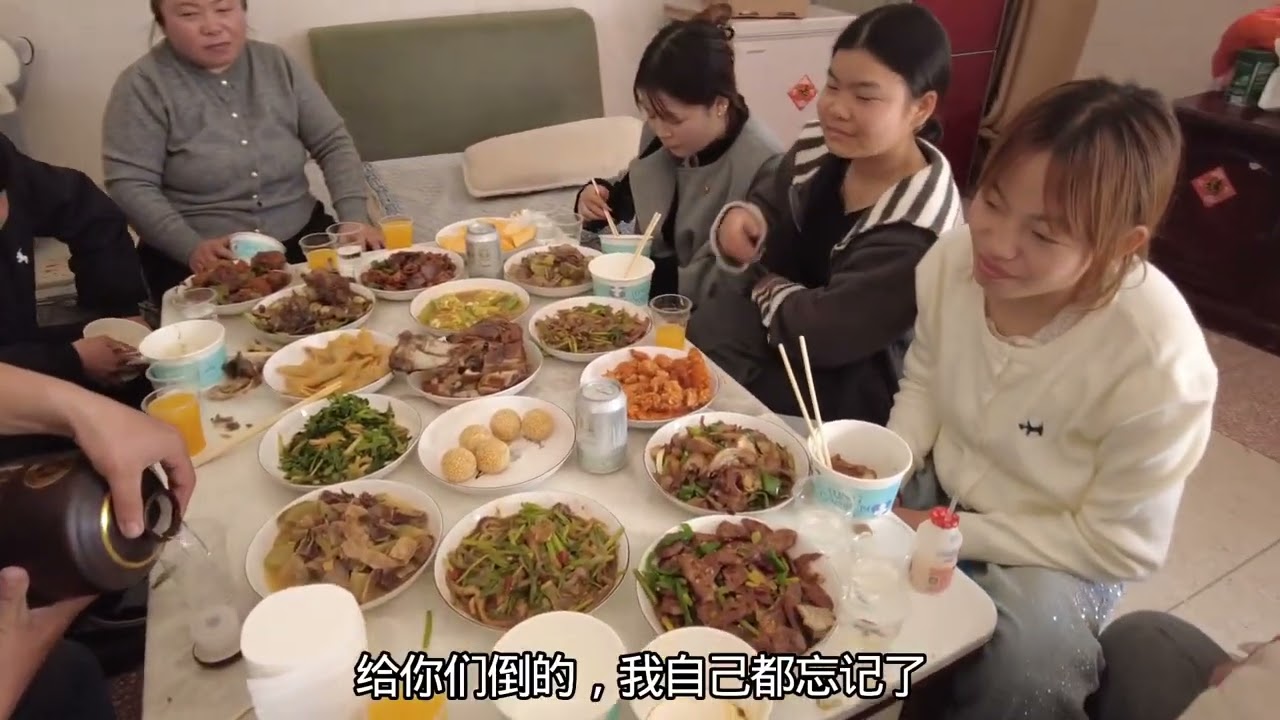 大姨子小姨子一家人来做客，9荤6素配一坛3斤老酒，喝高兴了！