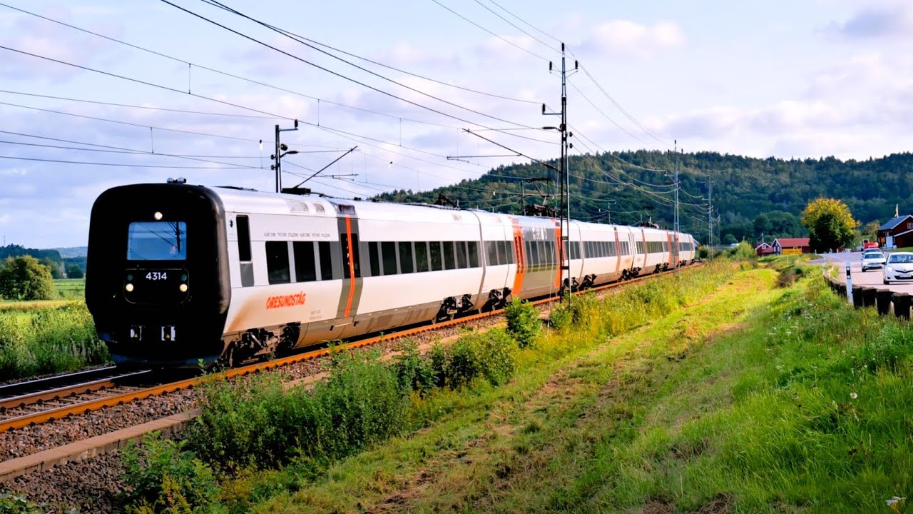 Tåg i Lindome på Västkustbanan