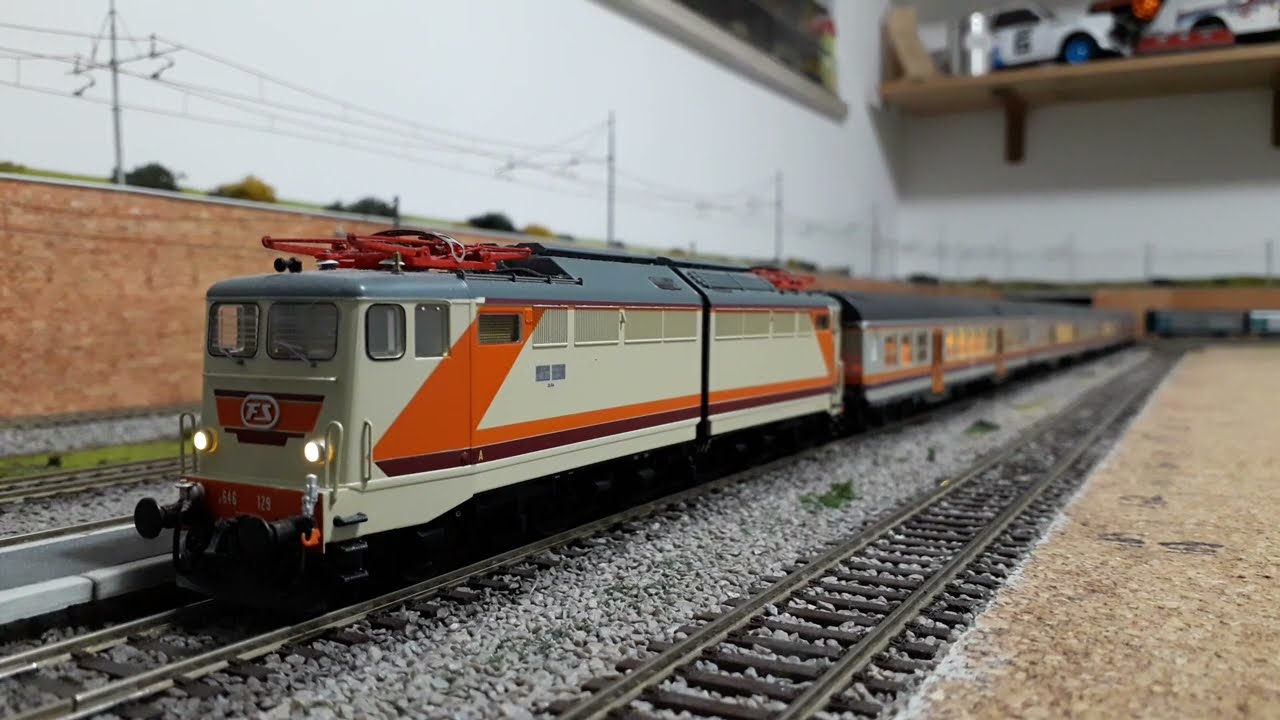E646 in livrea mdvc con carrozze mdvc.