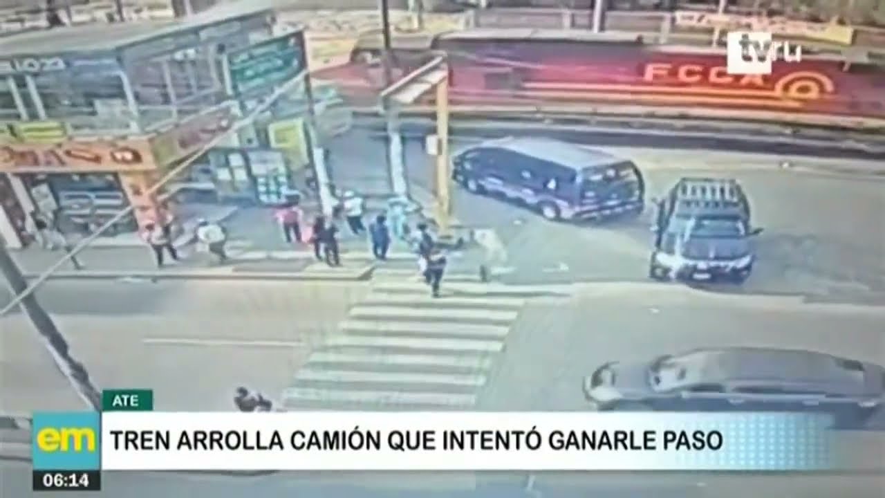 Ate: camión intenta ganarle el paso a un tren, pero termina siendo embestido