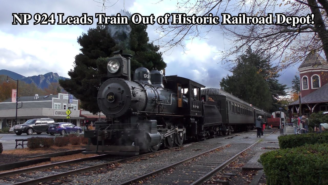Snoqualmie Valley Railroad Steam Train Leaves Historic Depot!
