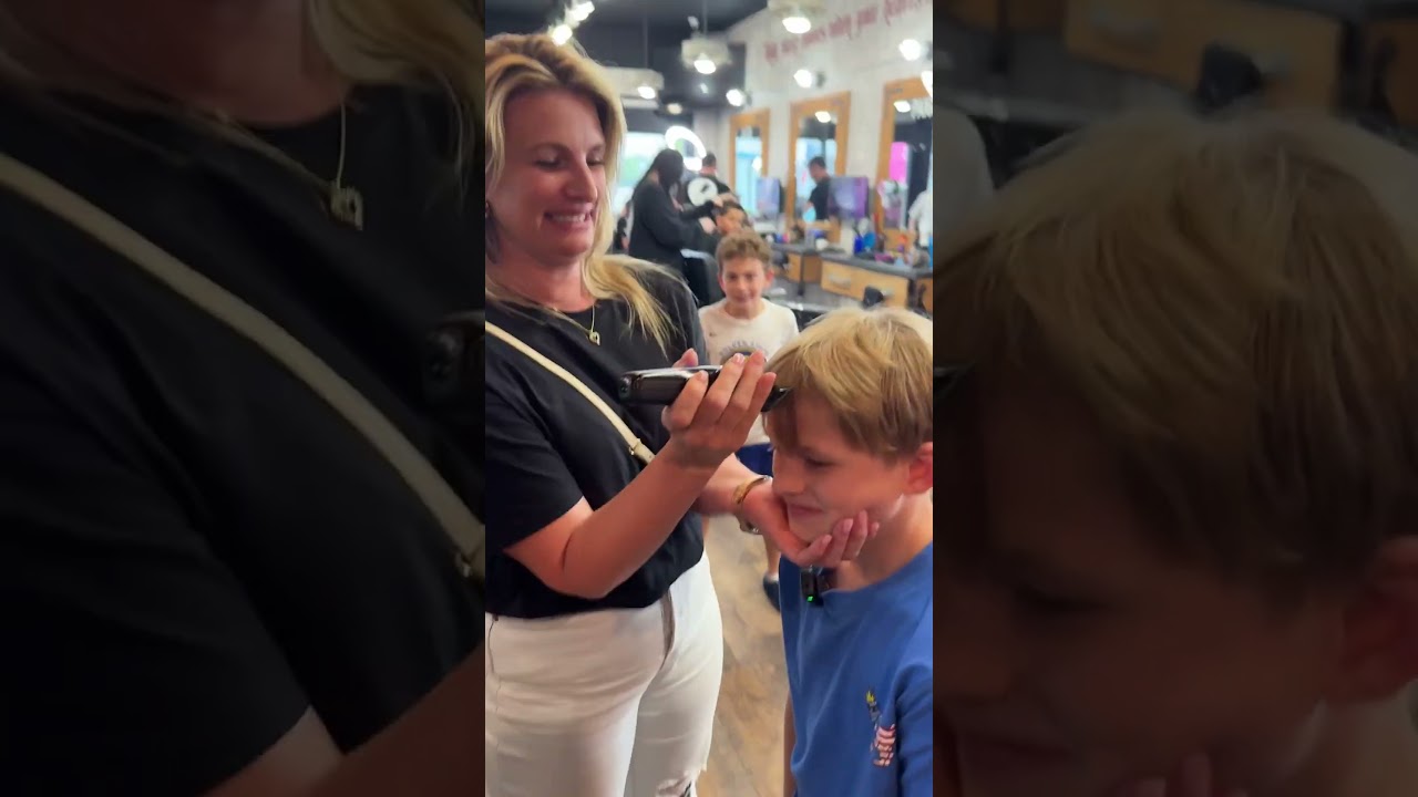 Moeder scheert het hoofd van haar zoon kaal vanwege zijn slechte keuzes.