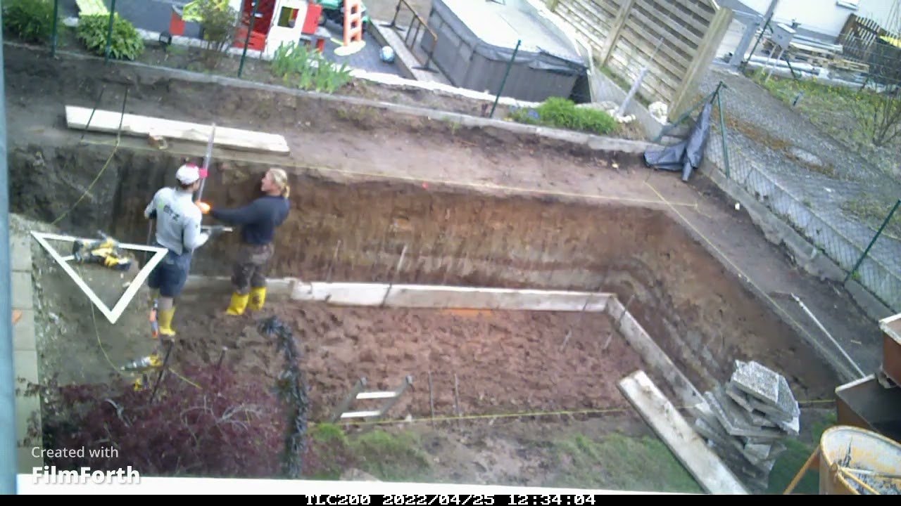 Poolbau - 5. Tag - Bodenplatte betonieren