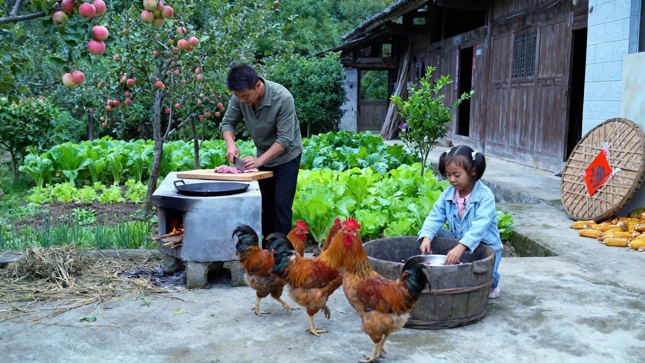 单亲爸爸独自带娃，懂事女儿会自己给鸡做饭，然后独自喂鸡，真了不起！#亲子 #萌娃 #美食 #农村