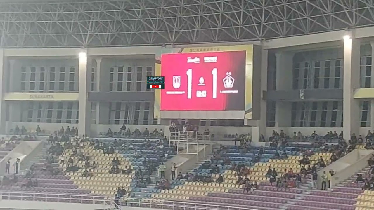 Jokowi Pulang Malam2 Full Senyum Bersama Ribuan Suporter, Persis Solo Menang 2-1 Lawan Persik