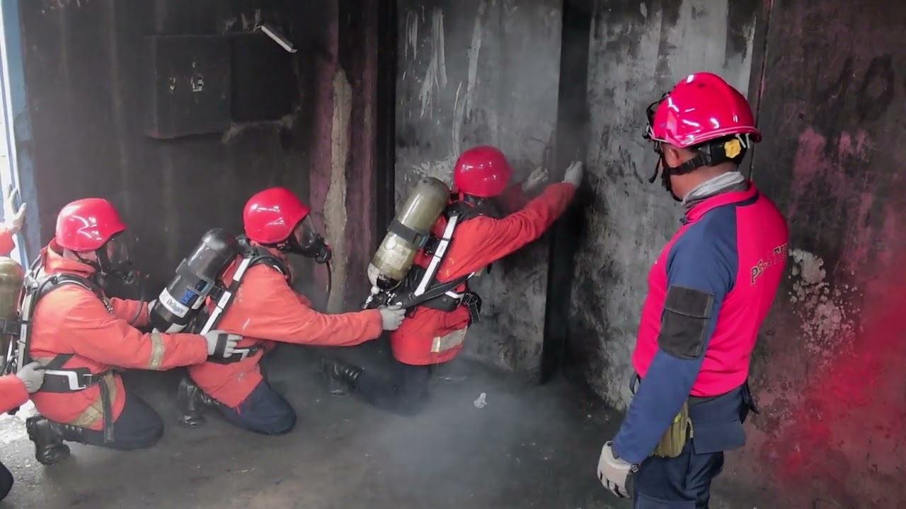 Praktek SCBA - Pencarian Korban di Smoke Chamber