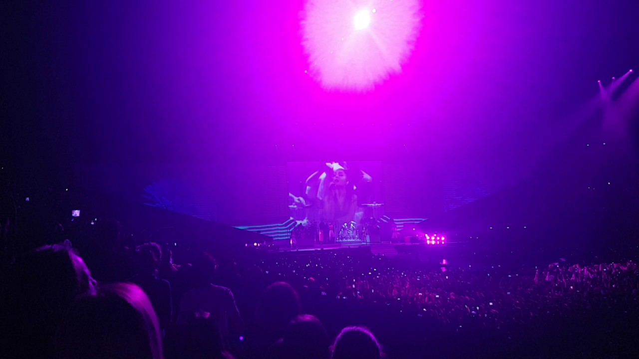 Ariana Grande : Dangerous Woman Tour live at Accor hotels Arena : side To side