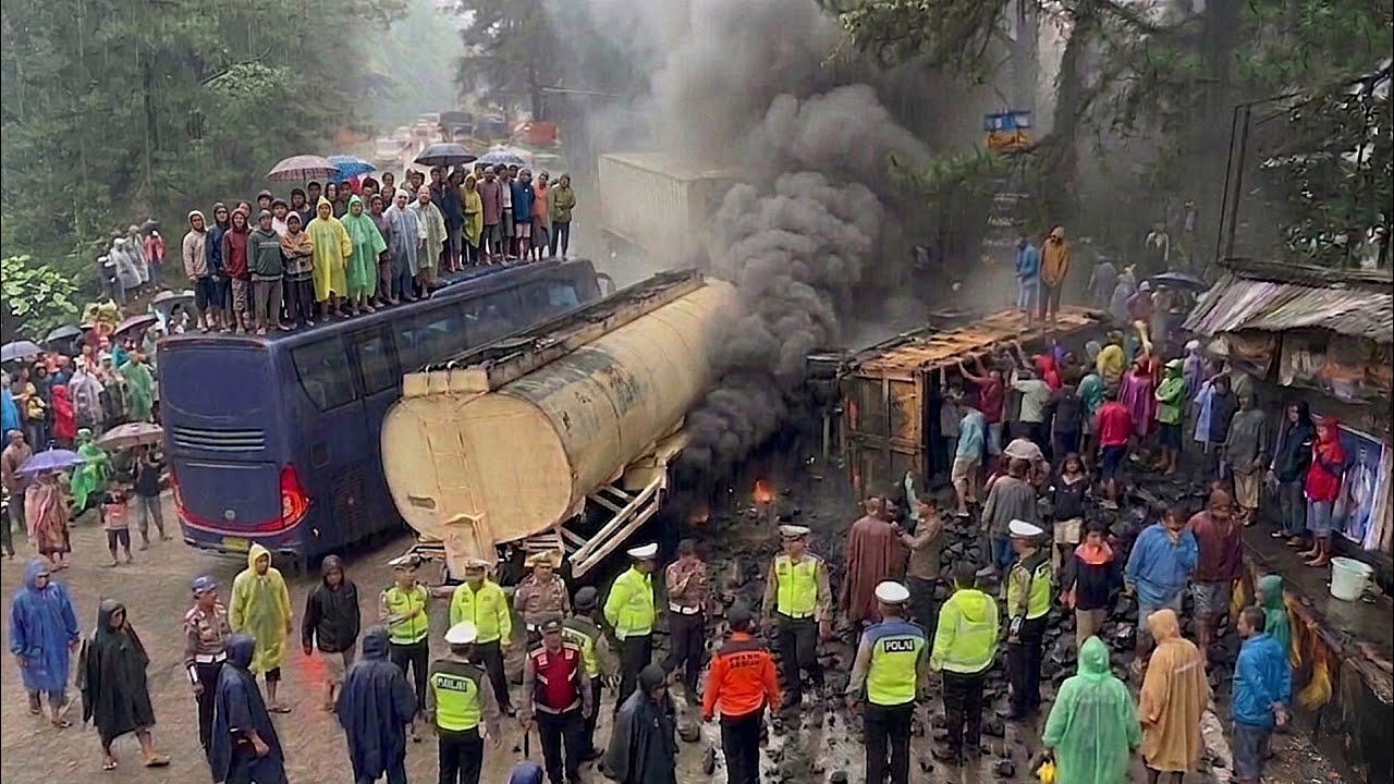 BERITA BURUK HARI INI !!! INNALILLAHI, Sitinjau Lauik Berduka Hujan Deras Banjir Truk Hino Terguling
