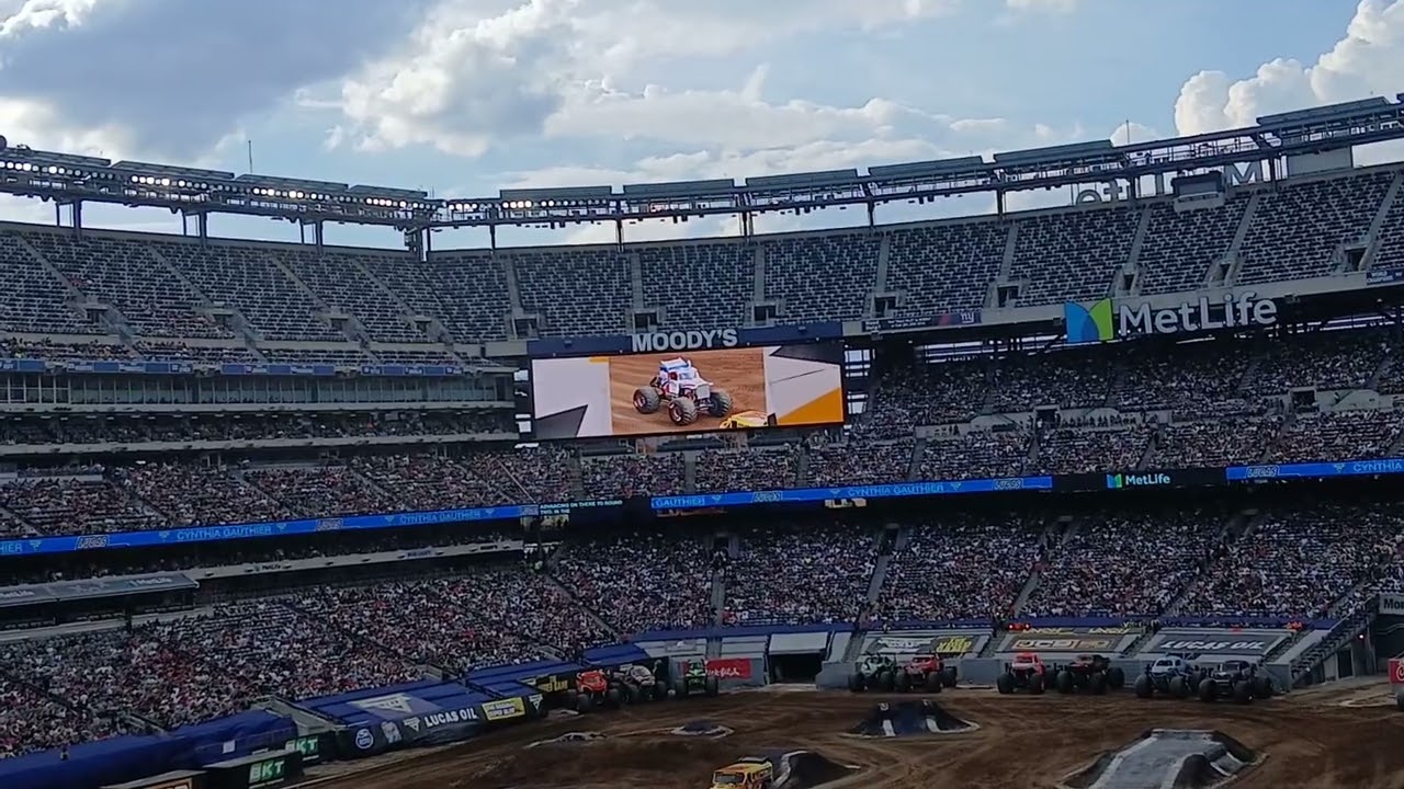 Monster jam, East Rutherford New Jersey, Racing