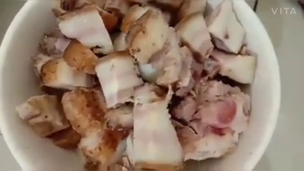 Pucuk daun ubi masak sup babi.
