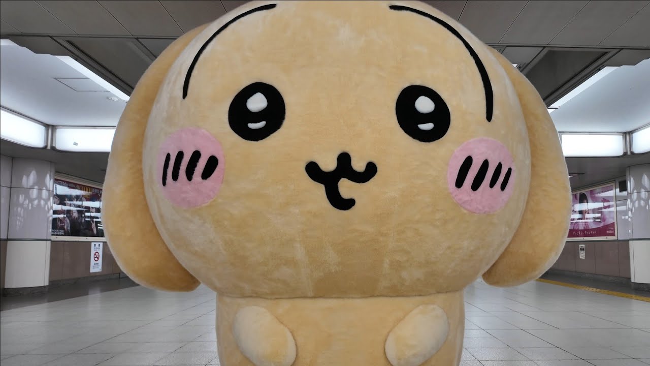 池袋駅にちいかわの巨大ぬいぐるみ現る！可愛すぎて通行人が立ち止まる！？
