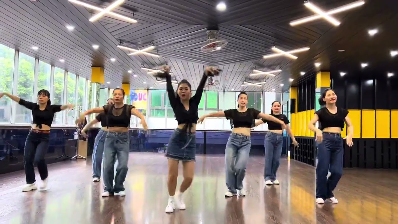 Lúc Em Cần, Anh Đang Ở Đâu | Dance Fitness | Cover | Quỳnh Anh Kin