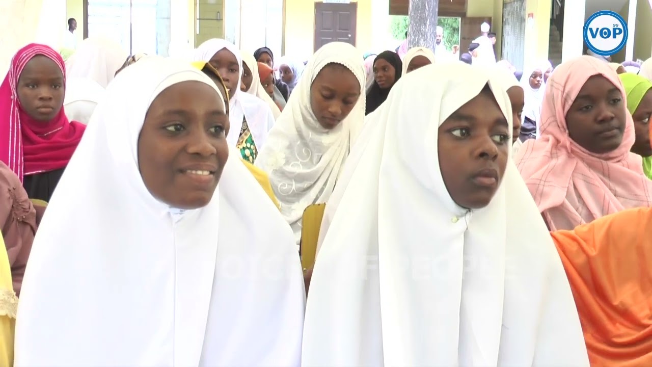 Чтение Корана привлекало множество людей в школу Тумекуджа.