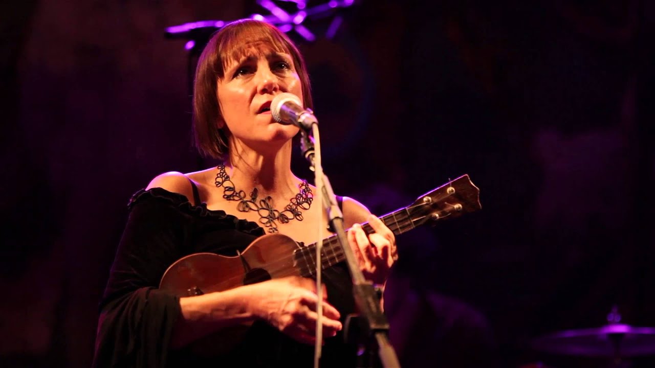 ALISON YOUNG La Pistolera