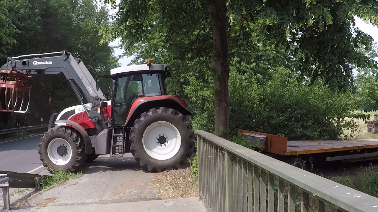 Zwei schöne Steyr beim silo ballen fahren