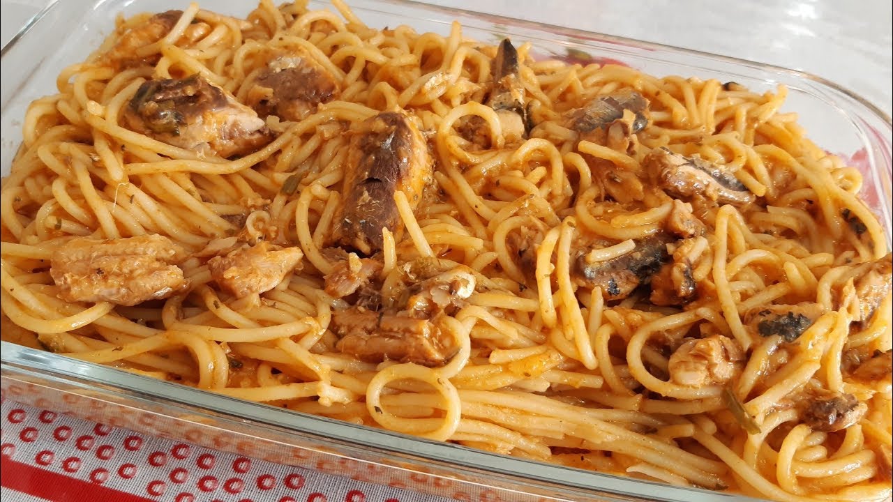 Macarronada com sardinha simples, almoço rápido