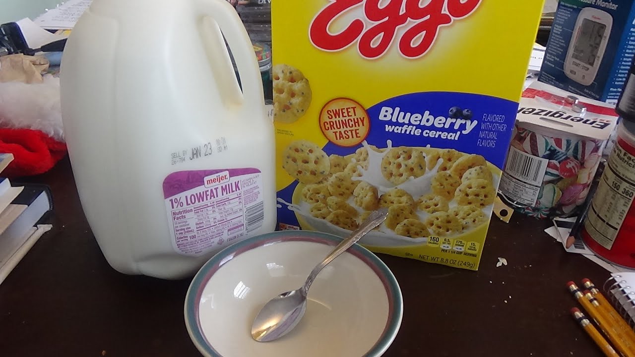ASMR Eating Kellogg's Eggo Blueberry Waffle Cereal