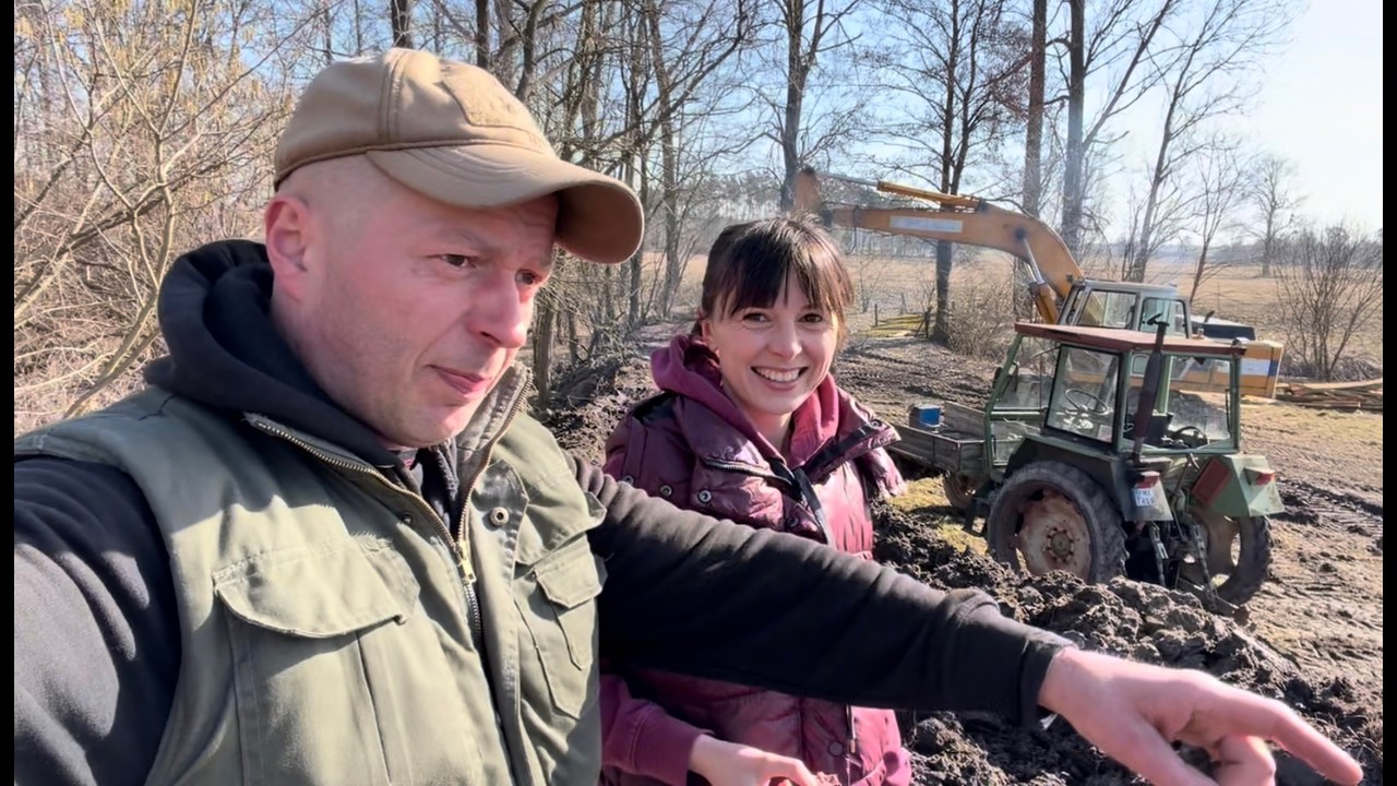 Remont starego siedliska. Walka z błotną drogą